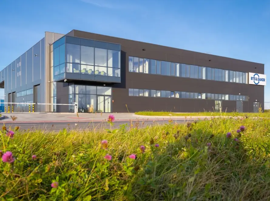 Budynek hali magazynowej z budynkiem socjalno-biurowym i wiatami wraz z infrastrukturą towarzysząca - Zakład BTS&SAKER w Osłej 4 BTS&SAKER-12