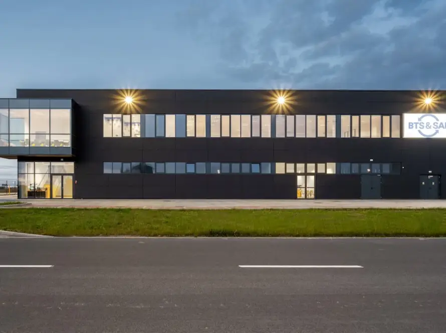 Budynek hali magazynowej z budynkiem socjalno-biurowym i wiatami wraz z infrastrukturą towarzysząca - Zakład BTS&SAKER w Osłej 10 BTS&SAKER-8