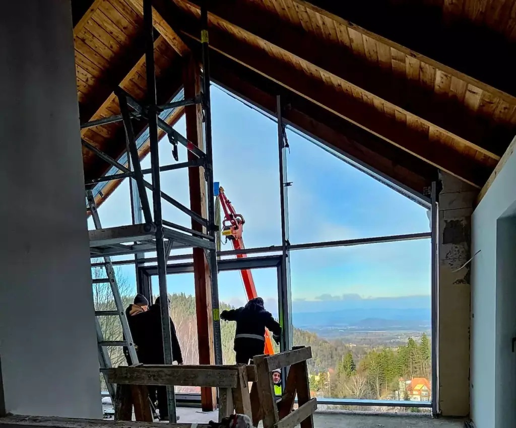 Montaż stolarki Aluprof na inwestycji Krokus 4 Montaż stolarki Aluprof przez firme Rybaczyk Okna na inwestycji Krokus w Karpaczu.