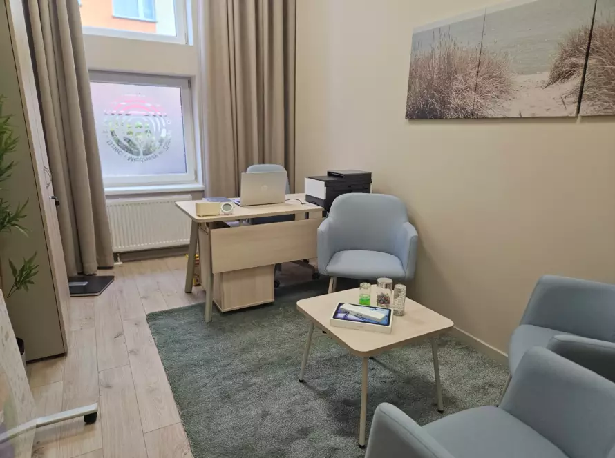 Ośrodek Środowiskowej Opieki Psychologicznej i Psychoterapeutycznej dla Dzieci i Młodzieży w Złotoryi - projekt, remont i wyposażenie 4 Gabinet psycholog złotoryja