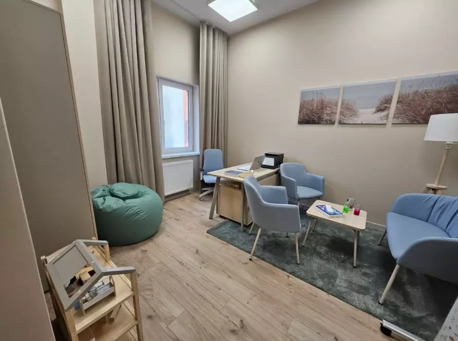 Ośrodek Środowiskowej Opieki Psychologicznej i Psychoterapeutycznej dla Dzieci i Młodzieży w Złotoryi - projekt, remont i wyposażenie 6 Gabinet psychologa dziecięcego złotoryja