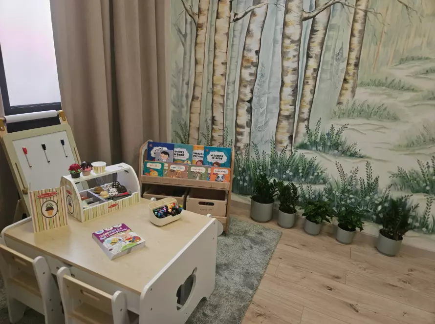 Ośrodek Środowiskowej Opieki Psychologicznej i Psychoterapeutycznej dla Dzieci i Młodzieży w Złotoryi - projekt, remont i wyposażenie 8 kącik dla dzieci - mural na ścianie