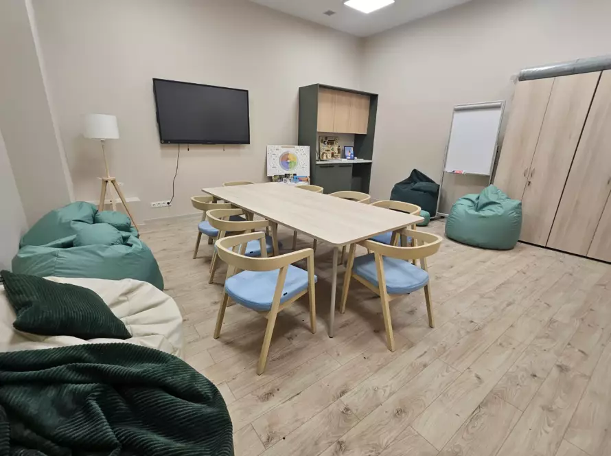 Ośrodek Środowiskowej Opieki Psychologicznej i Psychoterapeutycznej dla Dzieci i Młodzieży w Złotoryi - projekt, remont i wyposażenie 12 Przestrzen warsztatowa psycholog